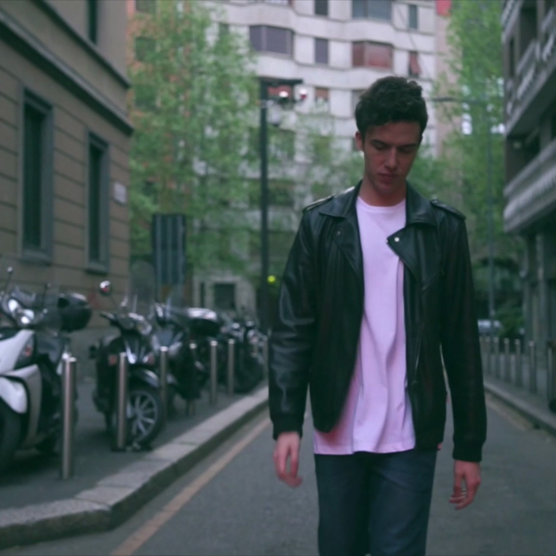 Mario Castiglione con cappotto in controluce